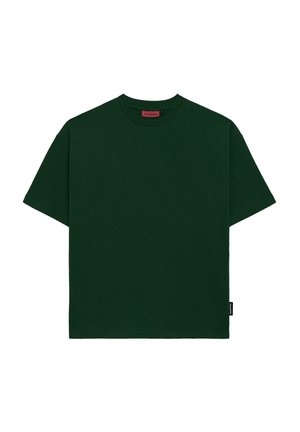 T-shirt di cotone verde scuro con colletto a giro, maniche corte, vestibilità rilassata e un piccolo etichetta nera sul lato sinistro in basso.