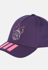 Gorra morada de tela con un gráfico de Minnie Mouse rosa en la parte frontal y tres rayas rosas en la visera.