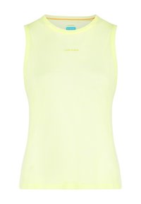 Top atlético amarillo sin mangas, hecho de una tela transpirable, con una textura suave y un diseño minimalista que presenta un sutil logotipo en la parte frontal.