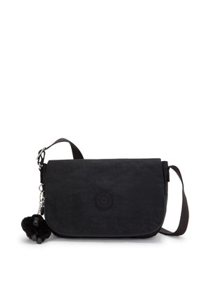 Borsa a tracolla nera con chiusura a patta, tracolla regolabile, patch rotondo con logo al centro davanti e un piccolo portachiavi in peluche attaccato di lato.