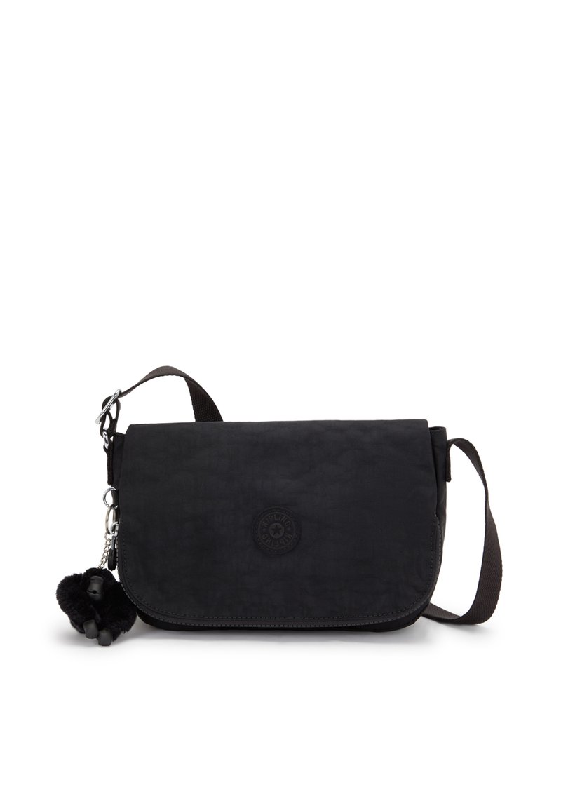 Borsa a tracolla nera con chiusura a patta, tracolla regolabile, patch rotondo con logo al centro davanti e un piccolo portachiavi in peluche attaccato di lato.