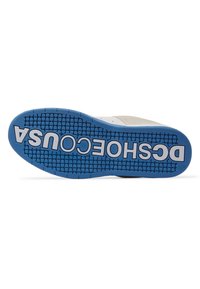 Podeszwa buta z niebieskim gumowym dnem, z teksturowanym wzorem poprawiającym przyczepność oraz wyraźnym białym logo. Projekt jest smukły i funkcjonalny.