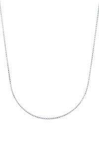 Collana a catena in argento sottile con piccoli anelli quadrati, esposta su uno sfondo bianco.