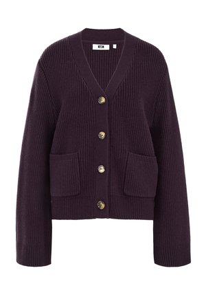 Cardigan en maille côtelée violette avec décolleté en V, quatre boutons et deux poches plaquées à l'avant, présenté sur un fond blanc.