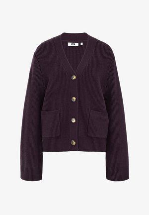 Paarse geribbelde gebreide cardigan met V-hals, vier knopen en twee voorste zakken, weergegeven tegen een witte achtergrond.