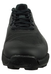 Czarne sportowe buty z teksturowaną siateczką u góry, sznurówkami, wyściełanym kołnierzem i wzmocnionym gumowym noskiem. Posiadają logo po boku.
