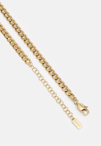 Collana in oro caratterizzata da grandi anelli interconnessi con una superficie testurizzata, completata da un gancio a moschettone e da un'etichetta rettangolare con la scritta "BOSS."