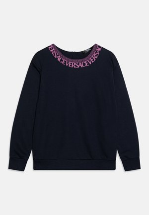 Marineblå hettegenser med rund hals og rosa brodert "Versace"-logo, med en avslappet passform, laget av mykt bomullsmateriale.