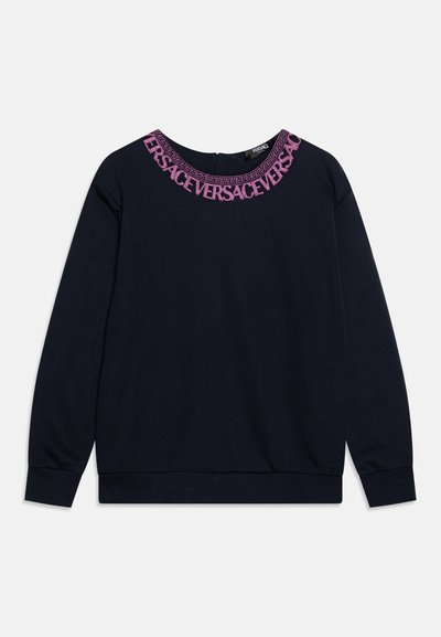 Marinblå sweatshirt med rund halsringning och en rosa broderad "Versace"-logga samt en avslappnad passform, tillverkad av mjukt bomullsmaterial.