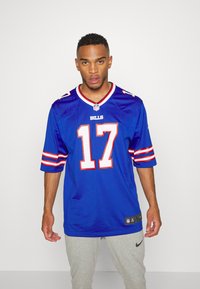 Camisa de futebol azul com detalhes em vermelho e branco, com a inscrição 'BILLS' e o número '17' na frente, mangas curtas e gola canelada.