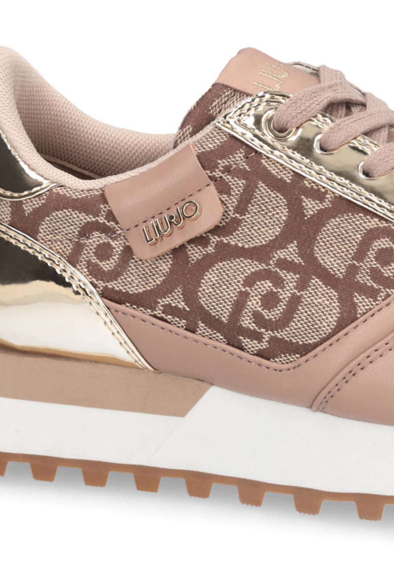 Damen-Sneaker in Beige und Braun mit Markenstoffmuster, metallischen goldenen Akzenten und Gummisohle mit Traktion.