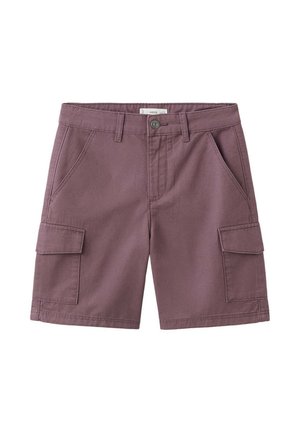Short cargo violet avec poches avant, poches à rabat sur les côtés, passants de ceinture et fermeture à bouton sur fond blanc.