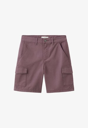 Short cargo violet avec poches avant, poches à rabat sur les côtés, passants de ceinture et fermeture à bouton sur fond blanc.