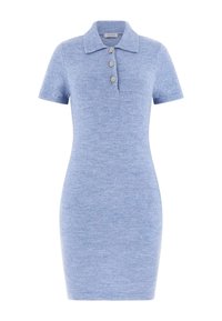 Lichtblauwe gebreide polojurk met korte mouwen, kraag en drie decoratieve knopen. Getailleerde vorm, gladde textuur en geribbelde zoom.