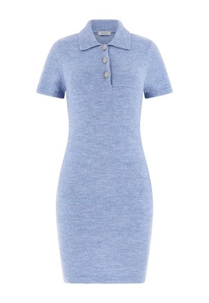 Lichtblauwe gebreide polojurk met korte mouwen, kraag en drie decoratieve knopen. Getailleerde vorm, gladde textuur en geribbelde zoom.