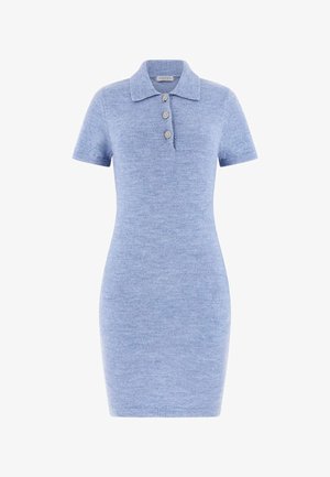 Lichtblauwe gebreide polojurk met korte mouwen, kraag en drie decoratieve knopen. Getailleerde vorm, gladde textuur en geribbelde zoom.