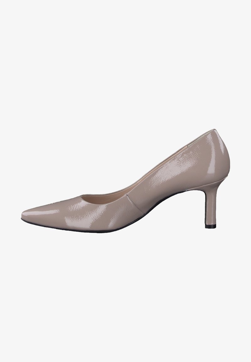 Chaussure à talon en cuir verni beige avec un bout pointu et un talon bloc de 6,5 cm. Texture lisse et design minimaliste. Aucune ornementation visible.
