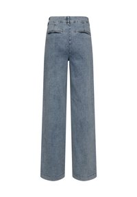 Jean large taille haute bleu clair en denim, avec une texture lisse, deux poches arrière et des détails de couture subtils.