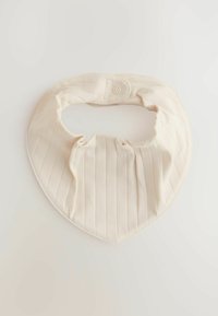 Beige biblignende krave med en afrundet form, der har subtile lodrette plisseringer og en trykknaplukning bagpå for en sikker pasform.