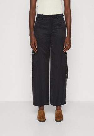 Weite schwarze Cargo-Hosen aus glattem Stoff, mit seitlichen Taschen, lässiger Passform und zwei Riemen an den Seiten.