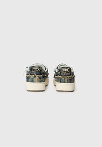 Denim sneakers med frynsete kanter, kremfarget gummisåle og polstret krage. Mørkeblå materiale med lyseblå detaljer. Minimalistisk logo.
