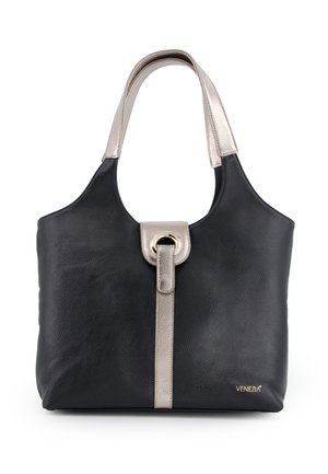 Zwarte leren handtas met een gestructureerd oppervlak, metallic zilveren handvaten, een centrale sluitingdetail en een gouden logo aan de basis.