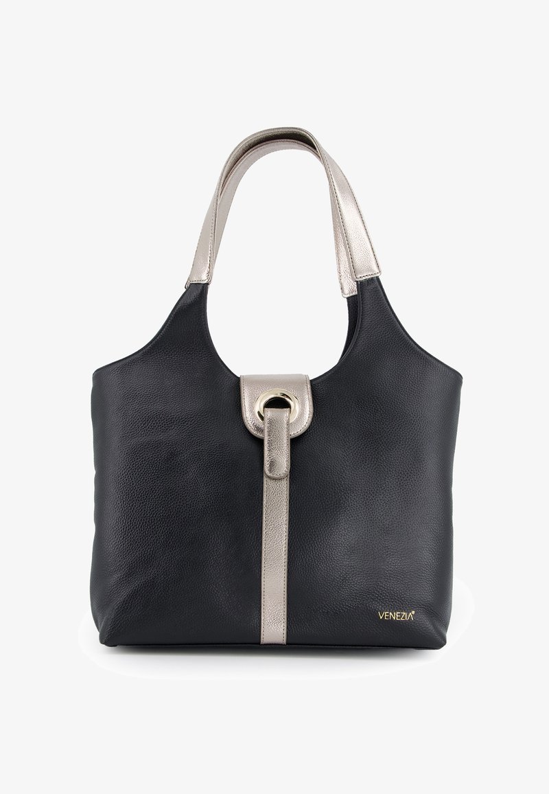 Schwarze Lederhandtasche mit strukturiertem Oberflächen, metallischen silbernen Griffen, einem zentralen Verschlussdetail und einem goldenen Logo an der Unterseite.