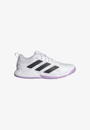 Zapatillas deportivas blancas con diseño de tres rayas negras, parte superior texturizada y suela púrpura. Cuenta con una suela acolchada y una lengüeta trasera.