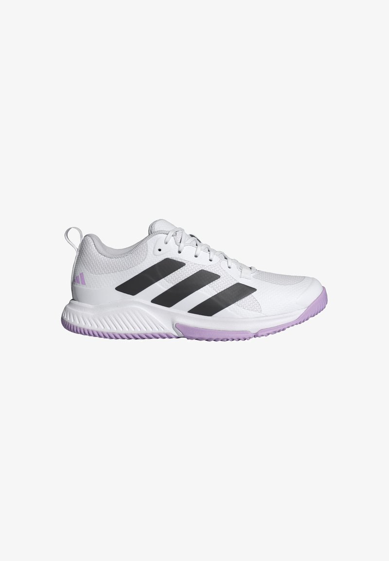 Weiße Sportschuhe mit schwarzem Drei-Streifen-Design, strukturiertem Obermaterial und lila Laufsohle. Verfügt über eine gepolsterte Sohle und eine Zuglasche hinten.
