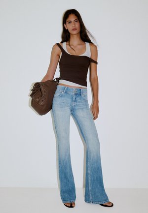 Bershka BOOT-CUT JEANS - Jeans Bootcut - light blue