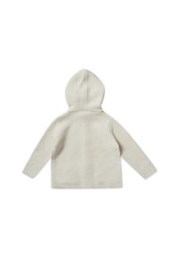 Suéter con capucha de color crema, tejido a punto, con un patrón texturizado, mangas largas y una capucha redondeada. Presenta un pespunte básico a lo largo de los bordes.