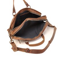Bruine leren messenger bag met een ritssluiting, zwarte stoffen binnenkant, verstelbare schouderriem en binnenzakken. Gladde textuur.