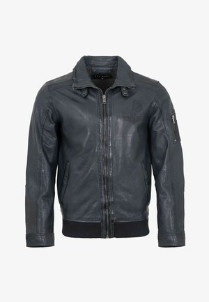 Schwarze Herren-Lederjacke mit Reißverschluss, hohem Kragen und gerippten Bündchen. Verfügt über Seitentaschen und ein kleines Abzeichen auf der Brust.