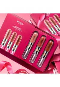 Il set di rossetti liquidi KIKO Unlimited Double Touch include quattro tonalità di nude, racchiusi in una splendida scatola rosa lucida con un nastro.