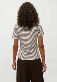 Camiseta de rayas con mangas cortas, presenta rayas horizontales en granate y blanco roto, corte ajustado y material de algodón suave.