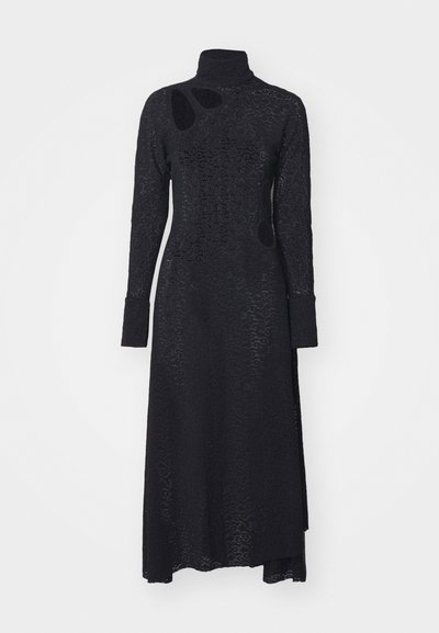 Melna garām piedurknēm kleita no mežģīnēm ar augstu kakla izdari, ar apļveida izgriezumiem un plūstošu siluetu. Mīksta, struktūrizēta auduma ar rakstu.