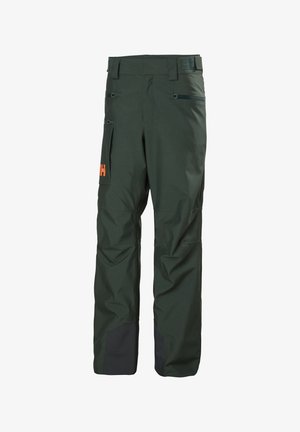 Donkergroene outdoorbroek met meerdere zakken, verstevigde zwarte kniestukken en oranje letters op een zijzak.
