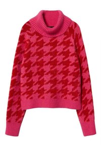 Rosa und roter gestrickter Pullover mit einem Schalkragen, der ein Hundezaun-Muster und gerippte Bündchen und Saum aufweist. Weiche Textur, verkürztes Design.