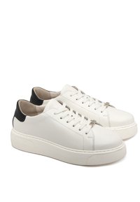 Białe skórzane sneakersy o gładkiej teksturze, z czarnym akcentem na pięcie, okrągłym noskiem i płaską podeszwą. Sznurówki i przeszycia w jasnoszarym kolorze.