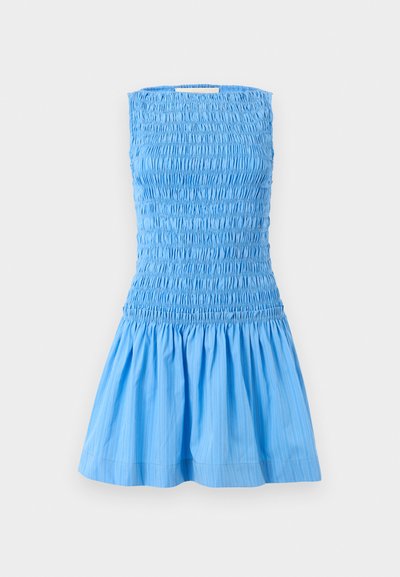 Αμάνικο ανοιχτό μπλε φόρεμα με κορσέ από ρυτιδωτό ύφασμα και φουσκωτή φούστα, απλωμένο επίπεδα σε λευκό φόντο.