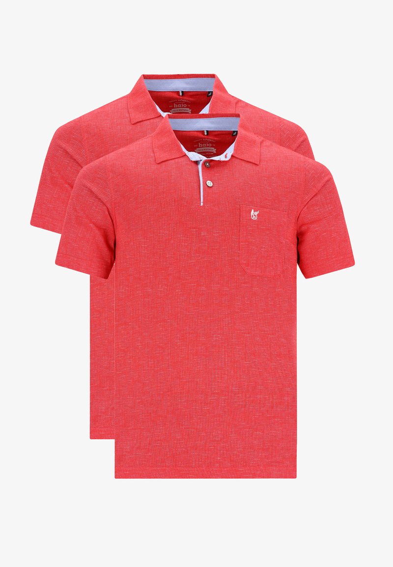 Twee polo t-shirts met korte mouwen in een gestructureerde rode stof. Knopsluiting met een zak op de linkerborst en een klein logo.