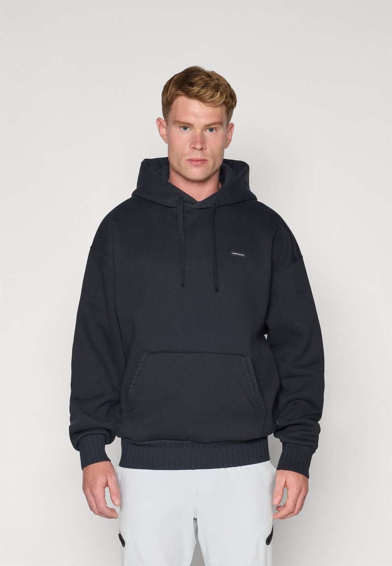 Schwarze Kapuzenjacke mit einer vorderen Kängurutasche, verstellbarem Kapuzenzugband, geribbelten Bündchen und Saum. Markenlabel auf der Brust. Weiches Material.
