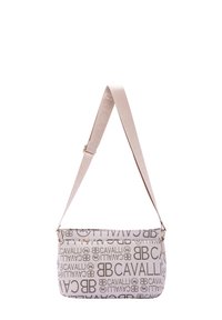 Borsa a tracolla beige con un design testurizzato caratterizzato dai ripetuti loghi "BC" e "CAVALLI". Ha una lunga tracolla e una finitura in tessuto liscio.