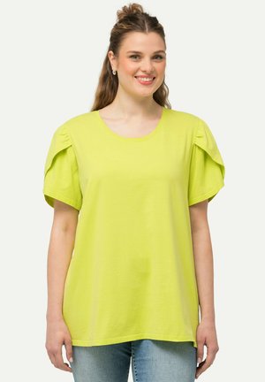 T-shirt in cotone verde lime con maniche corte arricciate e scollo rotondo, caratterizzato da una vestibilità rilassata e una texture liscia.
