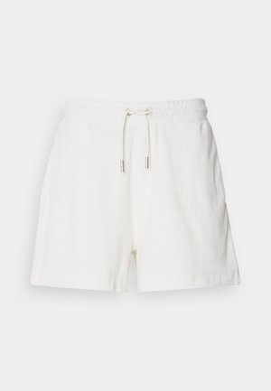 Shorts brancos de algodão felpudo com cintura elástica, cordão ajustável e bolsos laterais. Textura suave, corte descontraído e comprimento até metade da coxa.