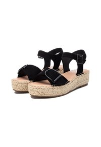 Černé semišové espadrilky na klínku s nastavitelnými pásky kolem kotníku, širokým prstem opatřeným kovovou sponou a tkanou juta podešví.