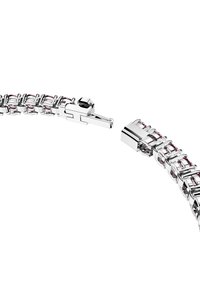 Silverfärgad metallarmband med sammanlänkade segment, med rosa inslag, ett säkert stängningssystem och en slät, polerad yta.