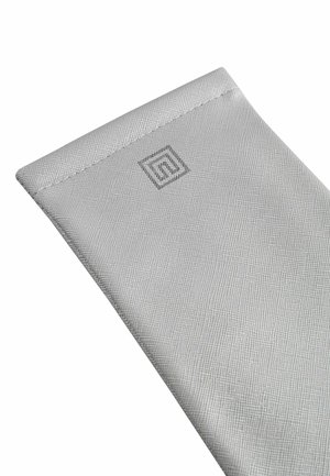 Maniche in tessuto grigio con una finitura testurizzata, caratterizzata da un logo impresso nell'angolo. Forma elegante e angolare, progettata per una protezione durante la conservazione.