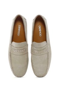 Helle graue Wildleder-Loafer mit geflochtenen Akzenten, gestickten Details, runder Zehenpartie und einer kontrastierenden braunen Innensohle. Markenlogo sichtbar im Inneren.