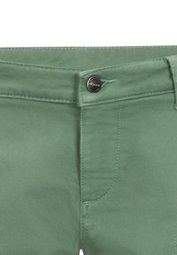 Pantaloni verdi con una texture liscia, chiusura a pulsante frontale e tasche laterali. Il tessuto ha un leggero lucido con dettagli di cucitura.